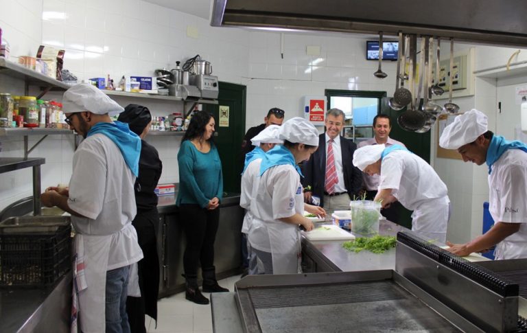 La Escuela de Hostelería abre el restaurante pedagógico para sus alumnos en el Palacio de Congresos de Estepona