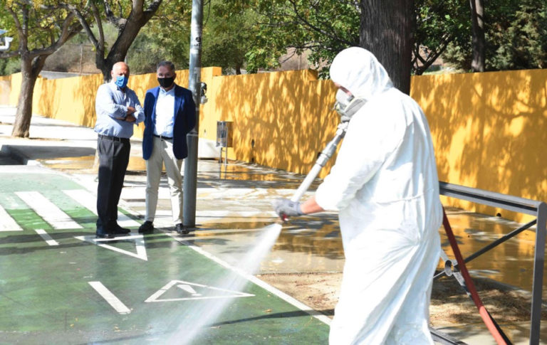 El Ayuntamiento intensifica las labores de limpieza y desinfección en los accesos a los centros escolares de la ciudad