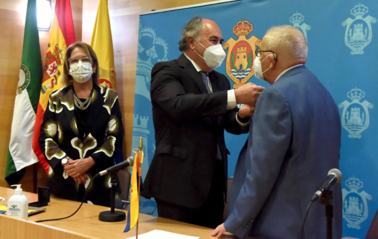 Landaluce impone la insignia de la ciudad a Antonio Quintero en gratitud por su entrega hacia la Feria Real