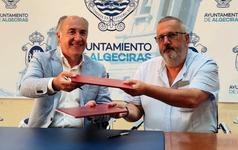 El alcalde firma un convenio de colaboración con la Asociación Memoria de Algeciras para la donación de la colección de fotografías de Pakofer