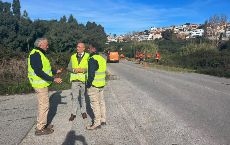 El Ayuntamiento acomete la limpieza y desbroce del viario de la carretera del Faro