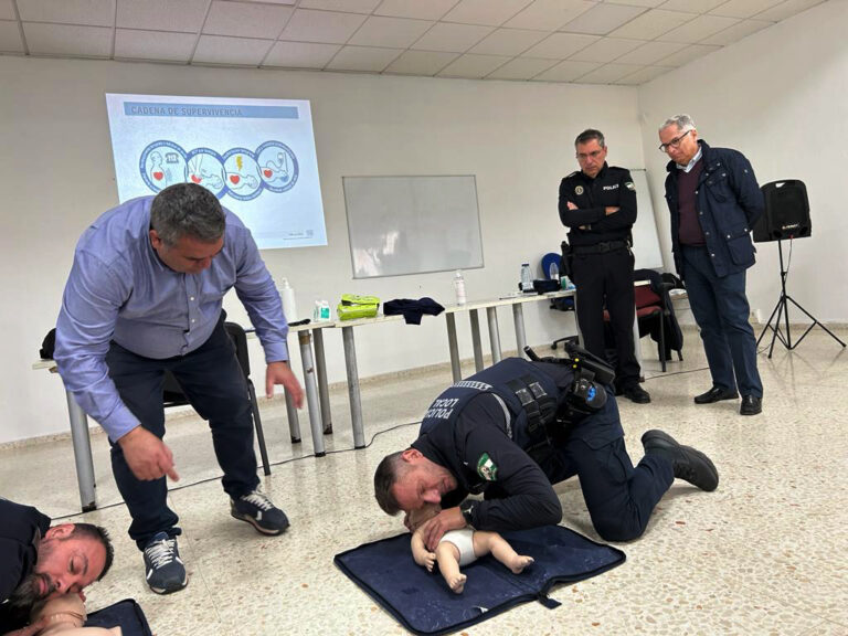 La Policía Local de Algeciras se forma en la realización de RCP y el uso de desfibriladores